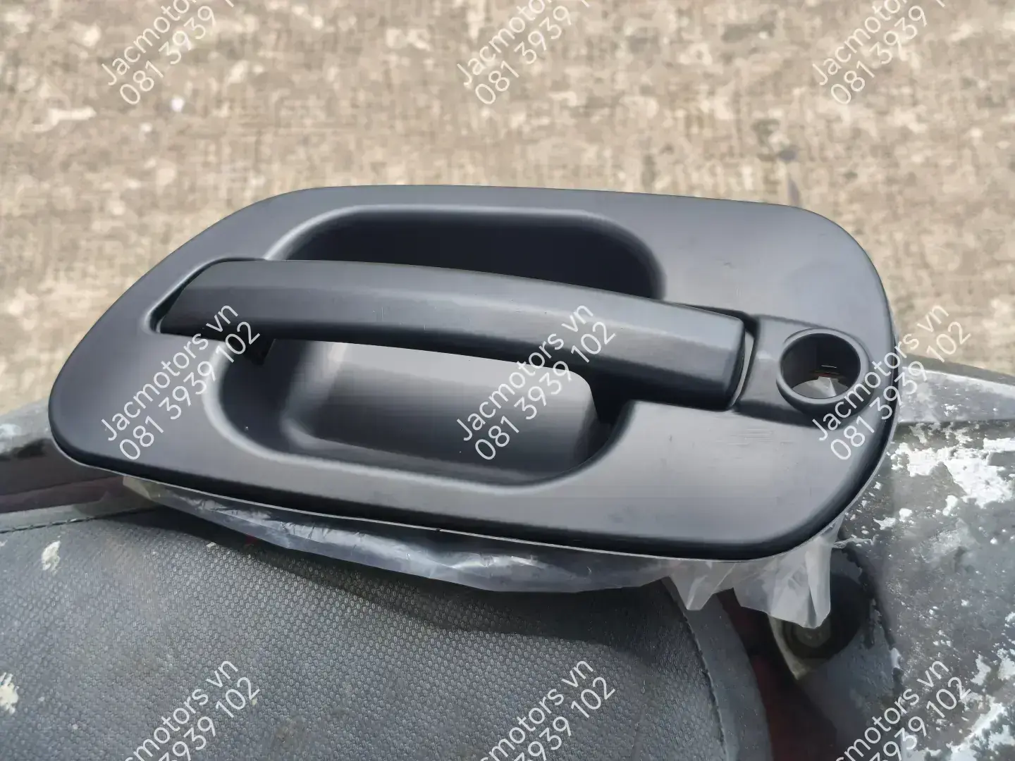 tay mở cửa xe tải JAC