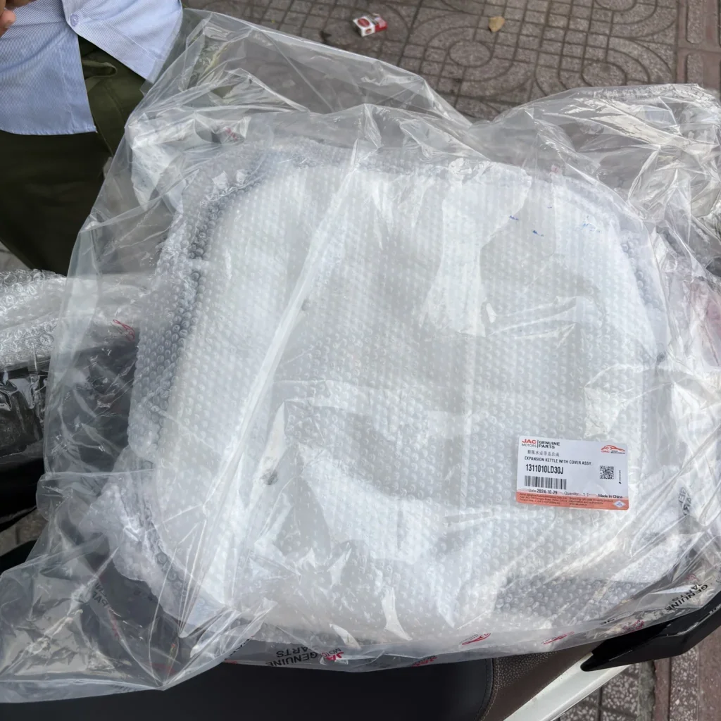 Bình nước phụ xe tải JAC